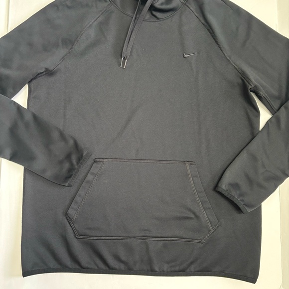 Nike Therma Fit Hoodie Sweatshirt Women’s Medium Black Solid Thumbholes Pullover - Picture 3 of 8